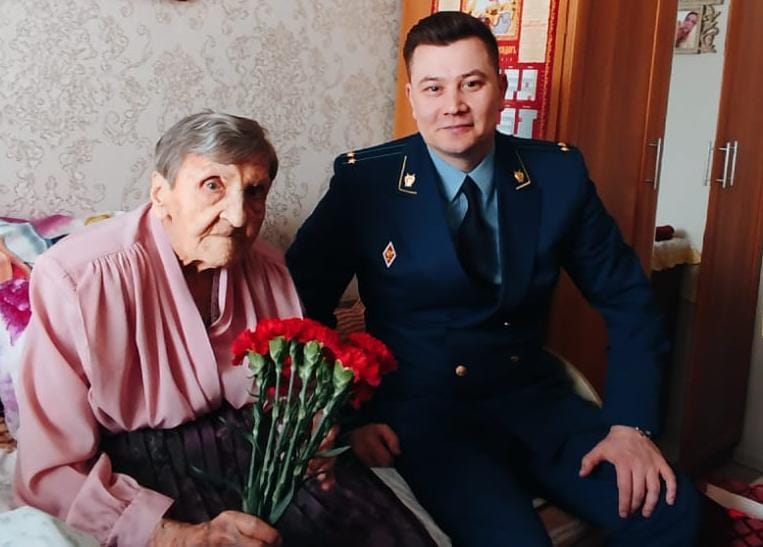 Ачинский транспортный прокурор навестили ветерана Великой Отечественной Войны..