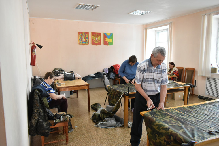 Волонтеры "Народной копилки" снова приступили к плетению сетей.. Волонтеры "Народной копилки" снова приступили к плетению сетей..
