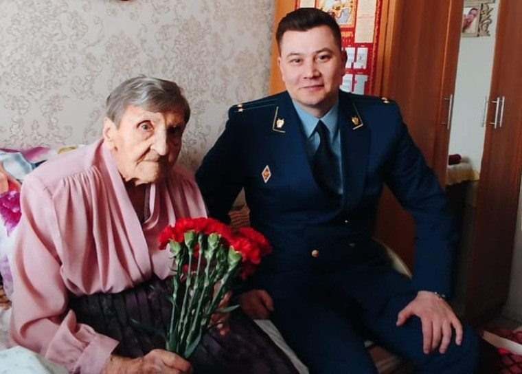 Ачинский транспортный прокурор навестили ветерана Великой Отечественной Войны.. Ачинский транспортный прокурор навестили ветерана Великой Отечественной Войны..