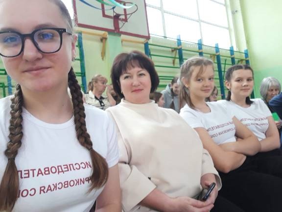Симонова Анна, Сосулина Эльвира, Эфа Александра и учитель Гусева Елена Викторовна. Симонова Анна, Сосулина Эльвира, Эфа Александра и учитель Гусева Елена Викторовна.
