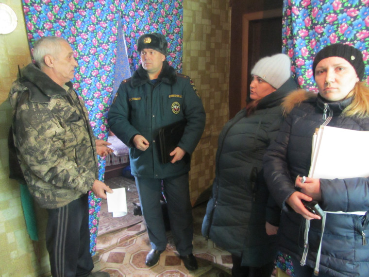 Беседа с жителями о необходимости соблюдения правил безопасности. Беседа с жителями о необходимости соблюдения правил безопасности.