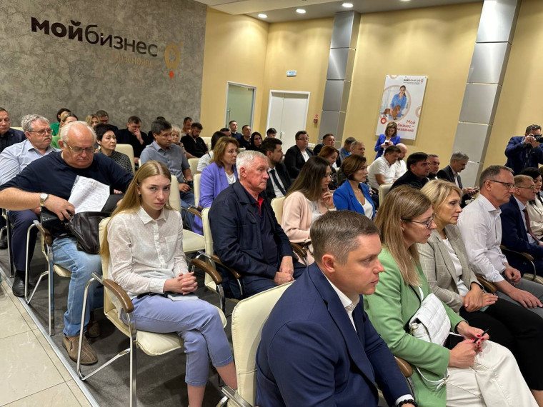 Экспортёры и эксперты по зарубежной торговле из СФО собрались в Красноярские на крупное совещание. Экспортёры и эксперты по зарубежной торговле из СФО собрались в Красноярские на крупное совещание.