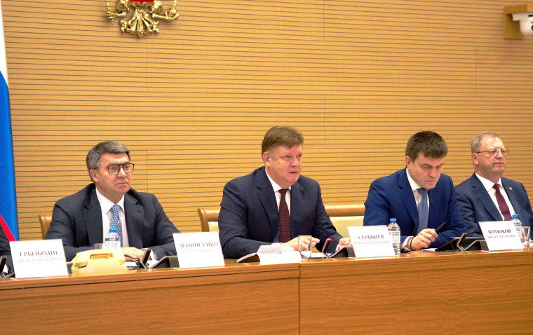 Анатолий Серышев провел заседание Совета при полпреде Президента РФ в СФО. Анатолий Серышев провел заседание Совета при полпреде Президента РФ в СФО.